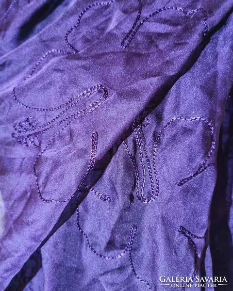 Purple silk-like embroidered shawl 107x160 cm. (1821)