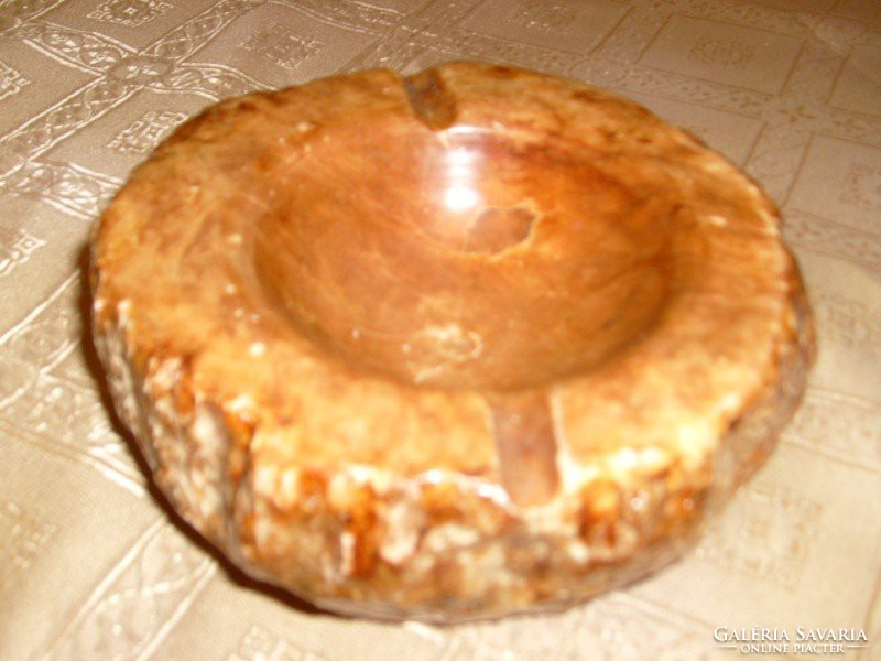 Alabaster, a large severe 2-kg ashtray rarity