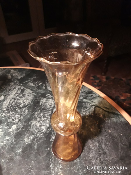 Konyak színű fodros, csavart karcagi üveg váza - 25 cm