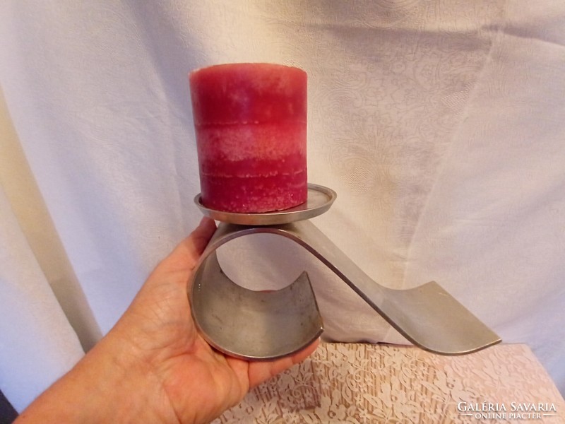 Bent aluminum candle holder with cylindrical candle 20x20 cm
