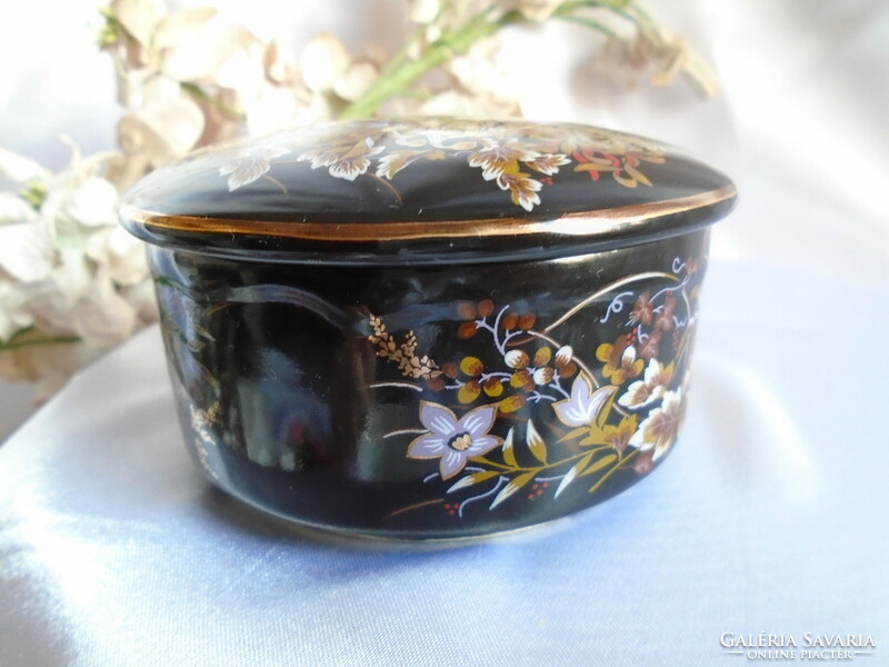 Thick porcelain bonbonier with oriental flowers of extraordinary beauty.