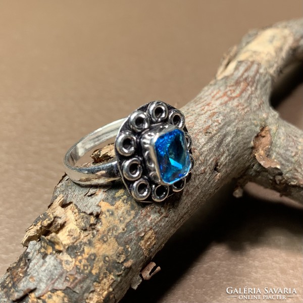 Indiai ezüstözött gyűrű kék topáz szín kővel 5,5 méret (16,5 mm átmérő) régebbi indiai gyűrű, ékszer