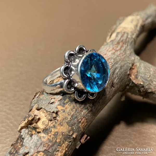 Különleges keleti ezüstözött gyűrű kék topáz színű kővel 8,5 méret (18,50 mm átmérő) indiai gyűrű