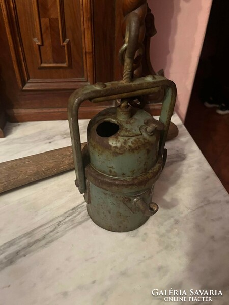 Antique miner's equipment / pickaxe + lamp /