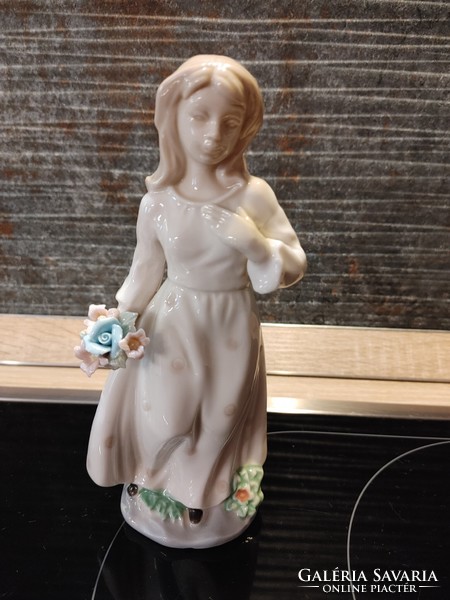 Kislány virágcsokorral porcelán szobor