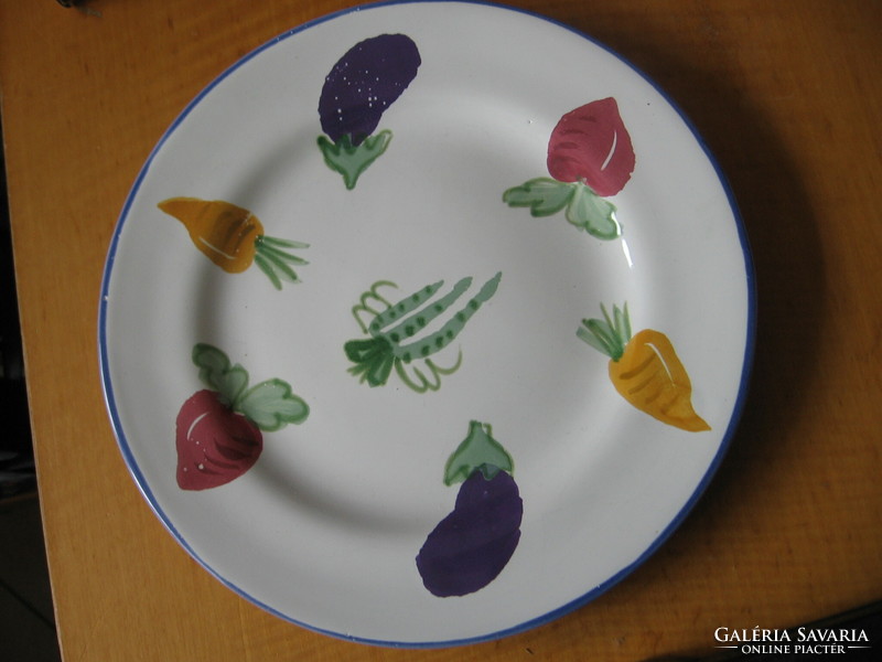 Zöldség mintás szignált kerámia tányér