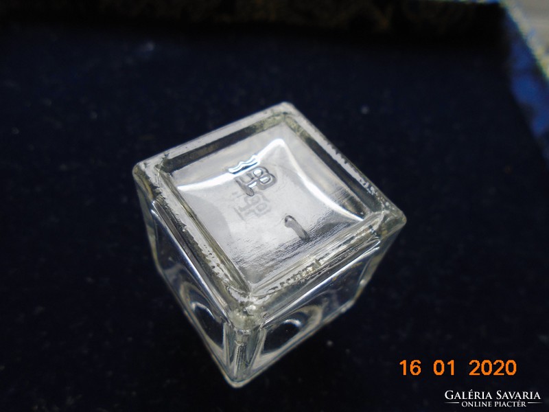 Jelzett,négyszögletes,csiszolt vastag üveg(kristályüveg?) sószóró,valamikor ezüstözött kupakkal