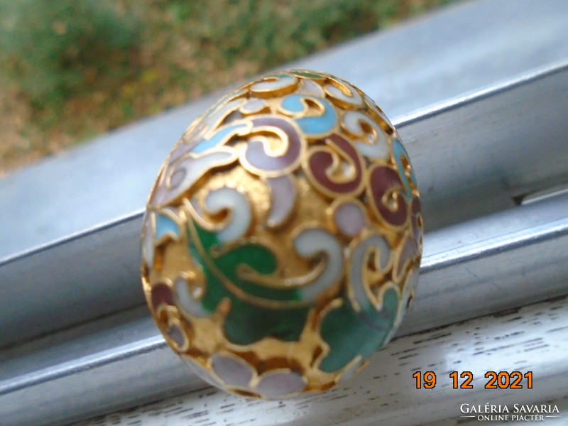 Chinese compartment with cloisonné eggs