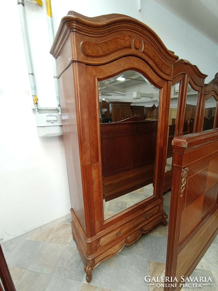Barokk ruhás szekrény