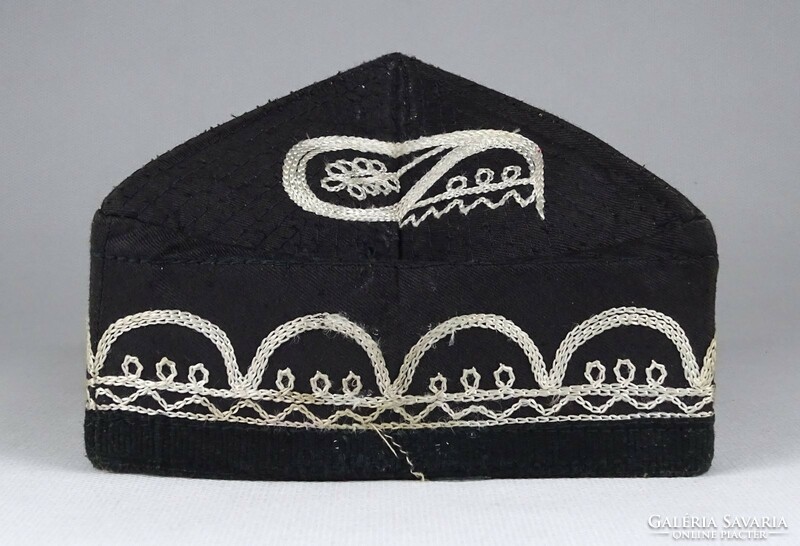 1L339 Régi hímzett fekete tadzsik tubeteika fejfedő kalap