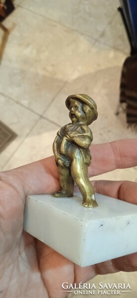 Bronze statue of a peeing boy, 10 cm tall, for collectors.