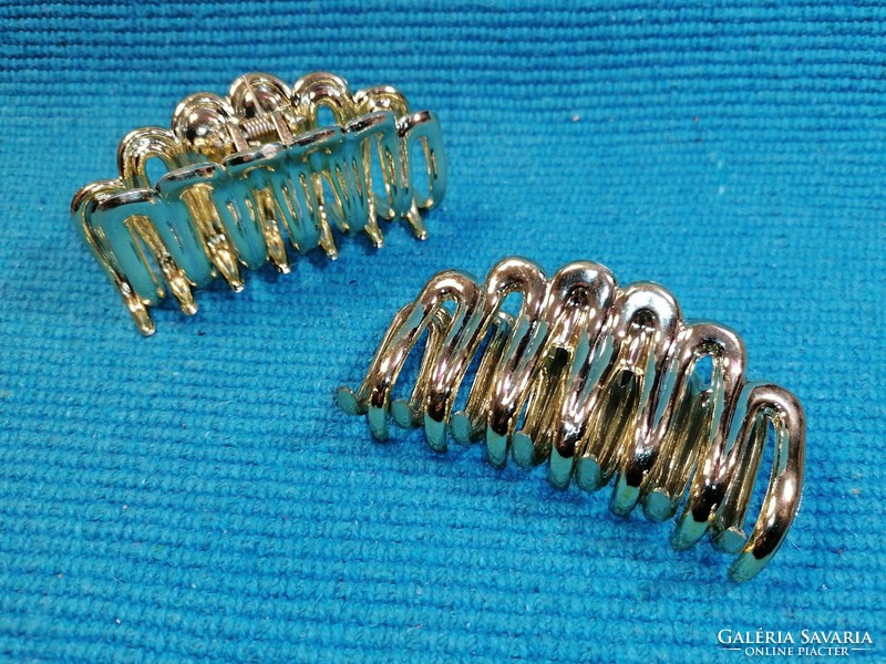 Pair of golden hair clips (239)