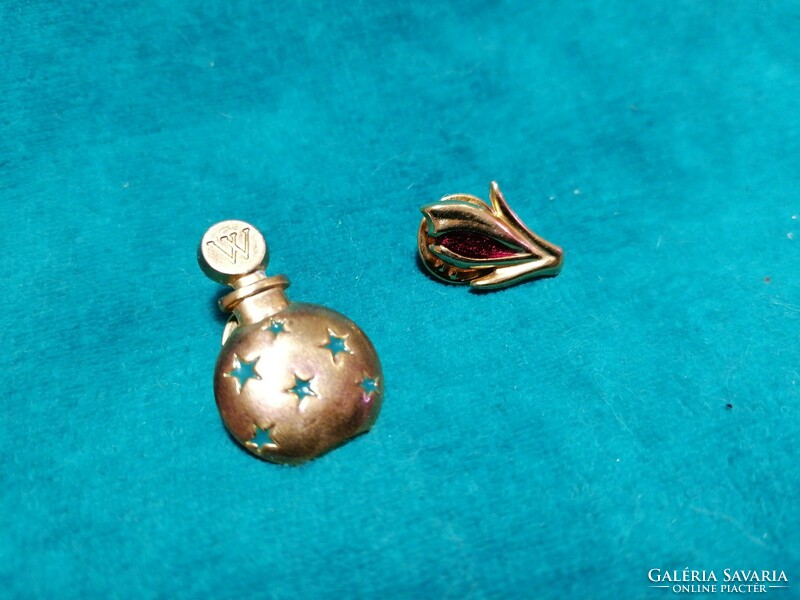 Parfümös üveg és virág kitűző, "pin" (636)