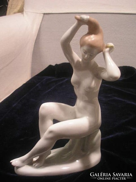 N14 Hanzély Jenő, 196l Fésülködő akt  jelzett hibátlan porc szobor Fésülködő nő  aquincum 22 cm-es