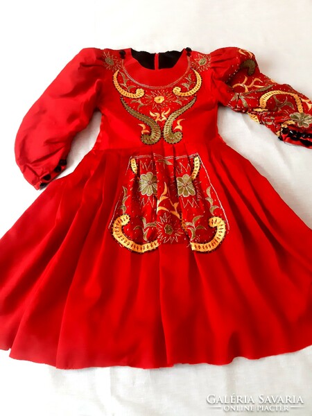 Indiai, piros ruha, hímzett