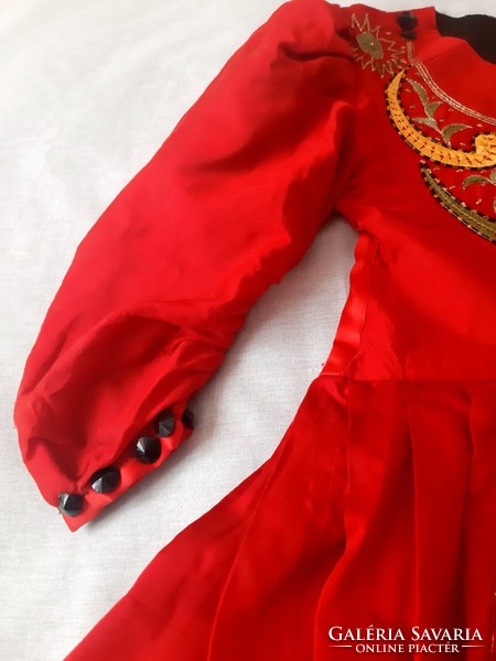 Indiai, piros ruha, hímzett
