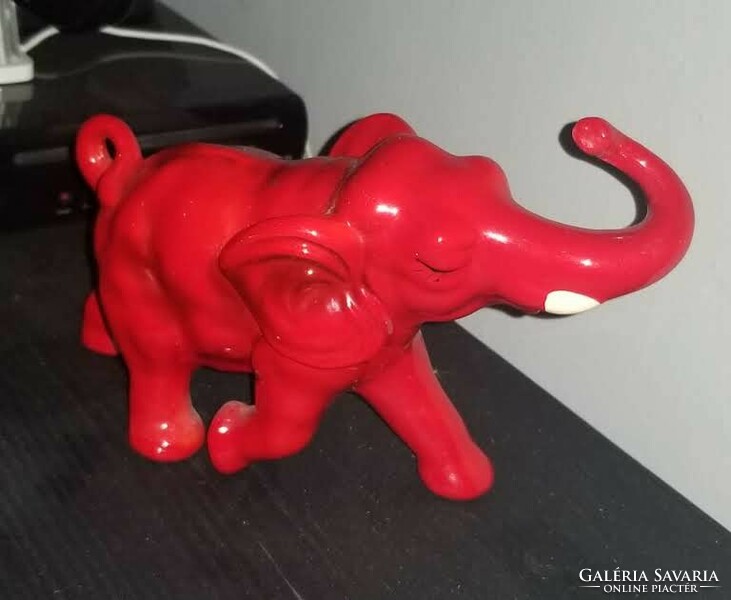 Piros kerámia elefánt