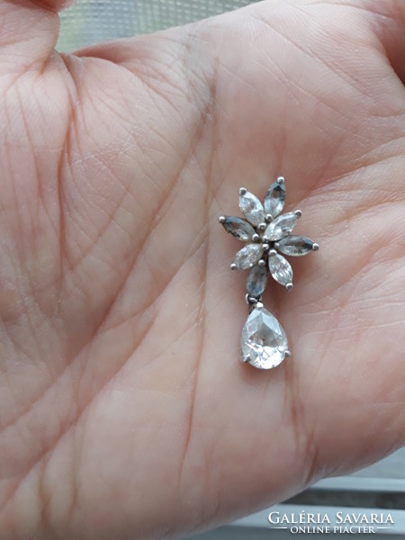 Flower and drop-shaped feminine zirconia pendant in marked (925) silver socket