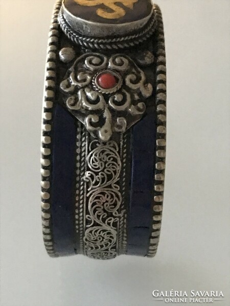 Ezüstözött nepáli kézműves karkötő Om szimbólummal, 6,8 cm belső átmérő