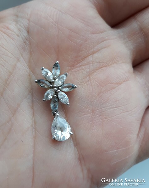 Flower and drop-shaped feminine zirconia pendant in marked (925) silver socket