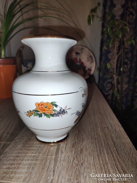 Porcelain vase with rich gilding (19 cm)