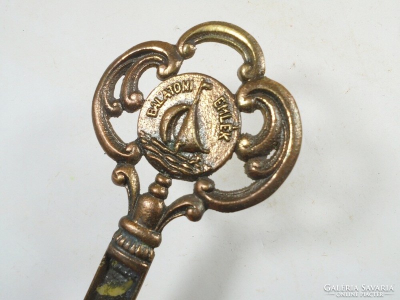 Retro régi fém dombormű dísztárgy-díszes kulcs-Balatoni emlék- turista szuvenír -hosszúság:19cm