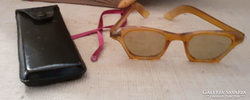 Retro sunglasses with scratch-resistant glass in a case