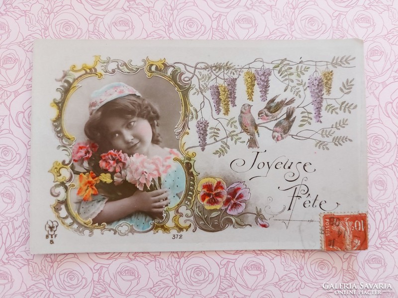 Régi képeslap vintage fotó levelezőlap kislány lila akác kismadarak árvácska