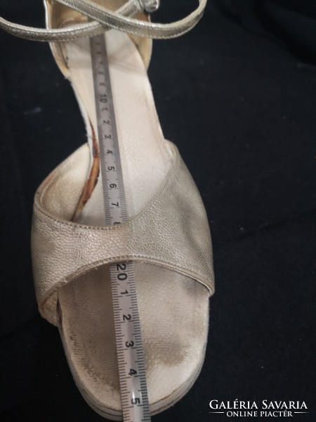 Táncos ezüst cipő,  kézzel készített, 25 cm talphossz.
