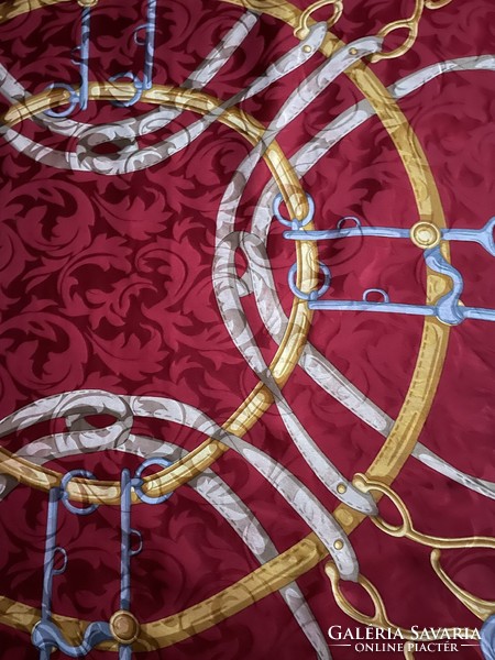 “Art of silk tie rack” lovas elegáns selyem kendő klasszikus mintával