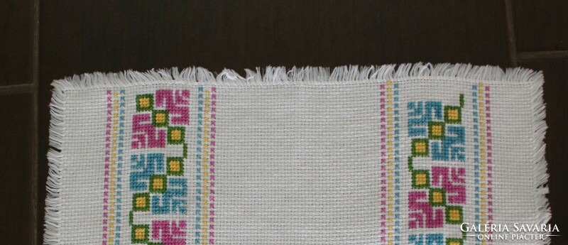 Tablecloth decorated with cross-stitch embroidery - 52 cm x 29 cm