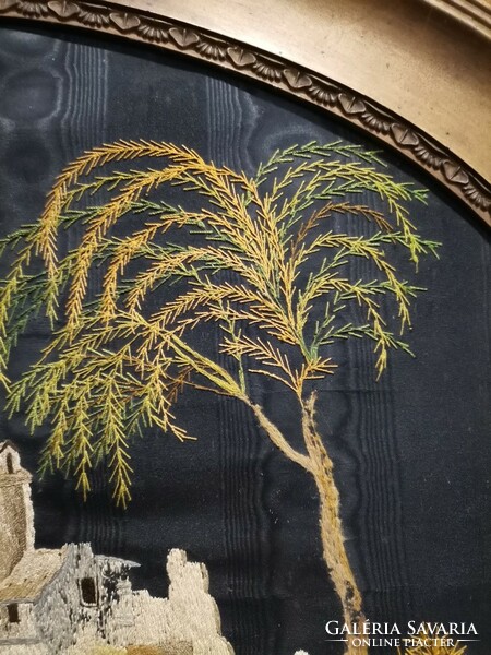 Nagy ovális faragott keretben selyemre hímzett kép