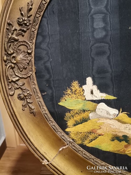 Nagy ovális faragott keretben selyemre hímzett kép