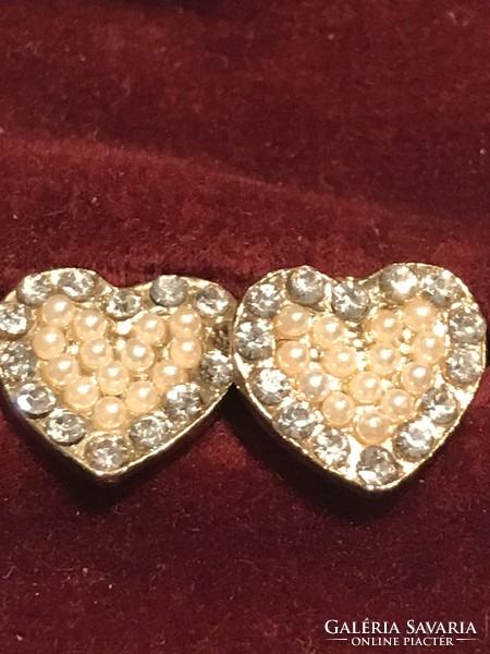 Heart-shaped earrings decorated with pearls and crystals