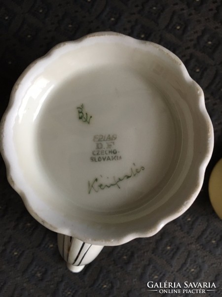 Hand-painted porcelain jug by éva Bakos, with platinum decor