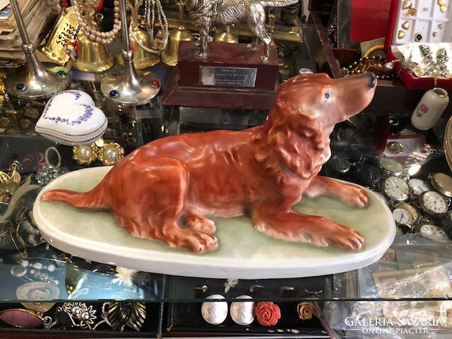 Porcelán kutya 1954-ből, kézifestésű, szignált, 30 cm-es nagyságú.