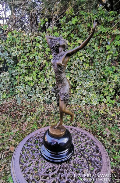 Táncosnő bronz szobor
