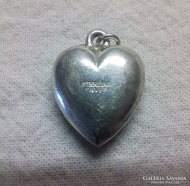 Klasszikus antik szív alakú vésett ezüst medál.