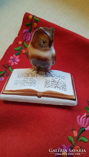 A bookish, reading owl
