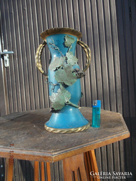 Régi, vasból készült, rátétekkel  díszitett váza   ---1---