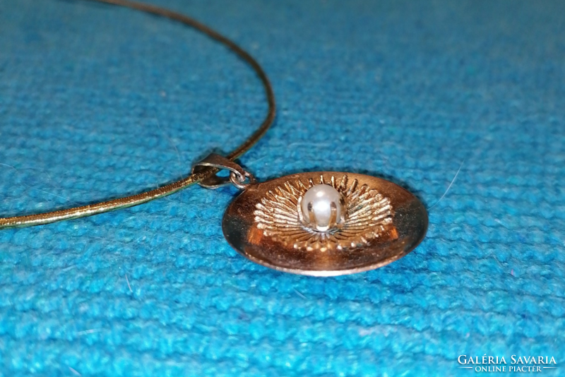 Gold-colored pendant with pearls (77)