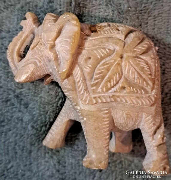 Kő elefánt szobor