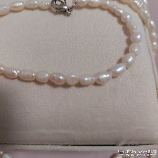 3 cultured pearl necklaces and 1 bracelet! The pearls are of different sizes!