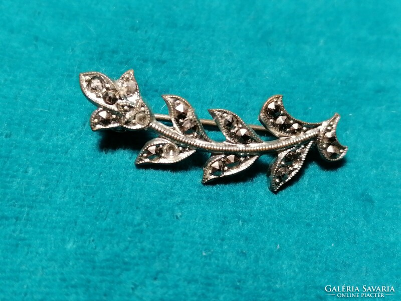 Small brooch with old marcasite stone (693)