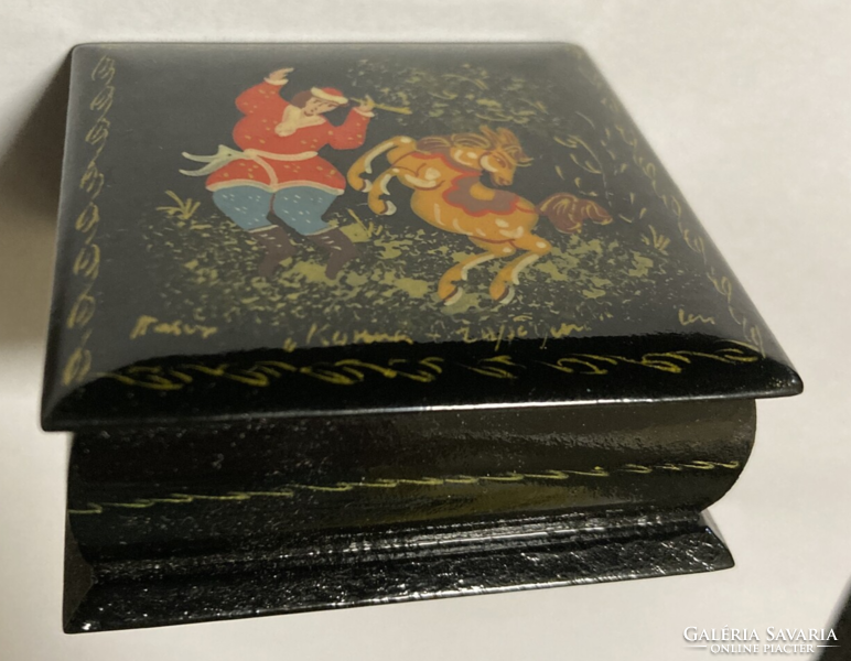 Jelzett orosz lakk doboz , gyönyörű kézi festés ,6 x 6 cm