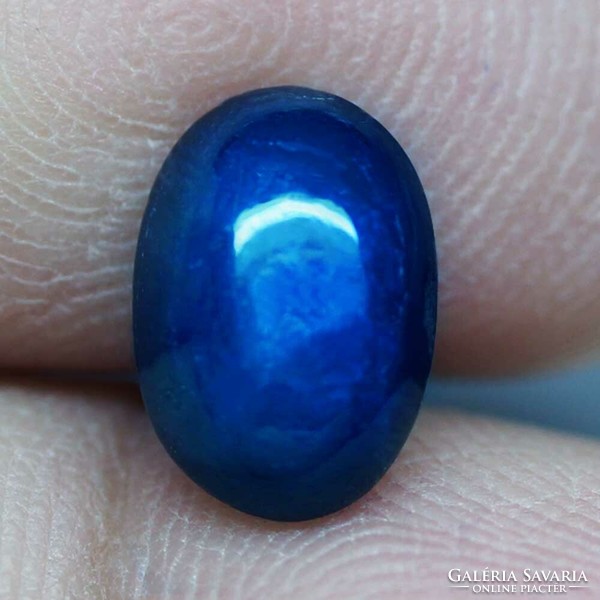 3.18 Ct. Natural 6-ray star sapphire, deep blue oval cabochon