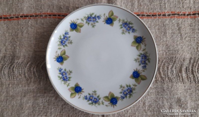 Hollóházi szedres porcelán tányér