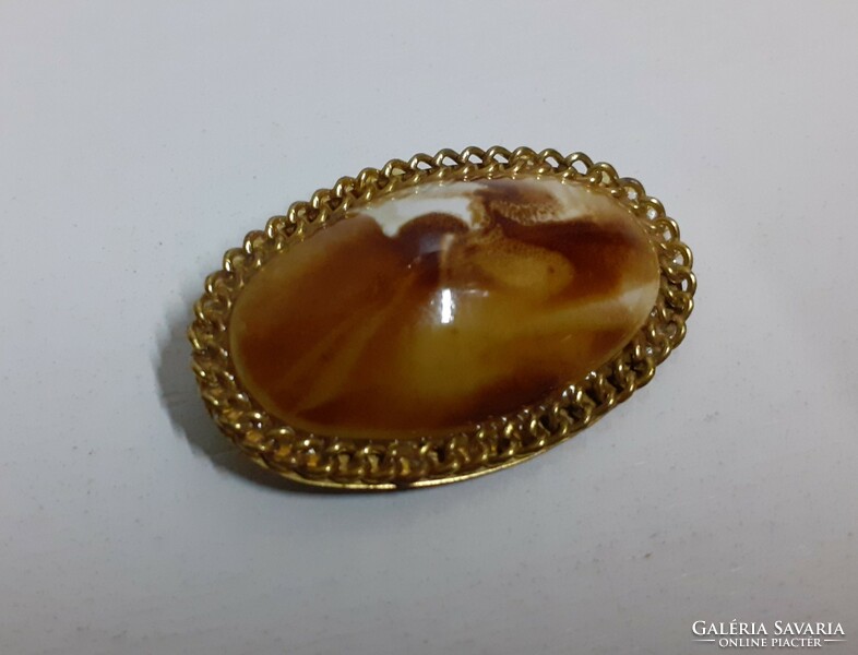 Gold-plated brooch badge in good condition