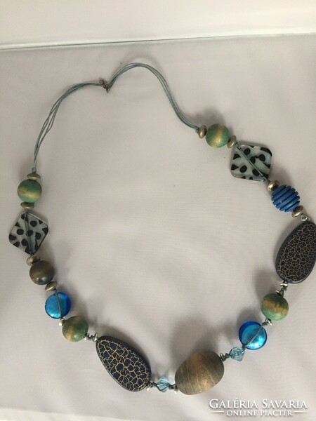 Wood, glass, pearl necklace (8f)