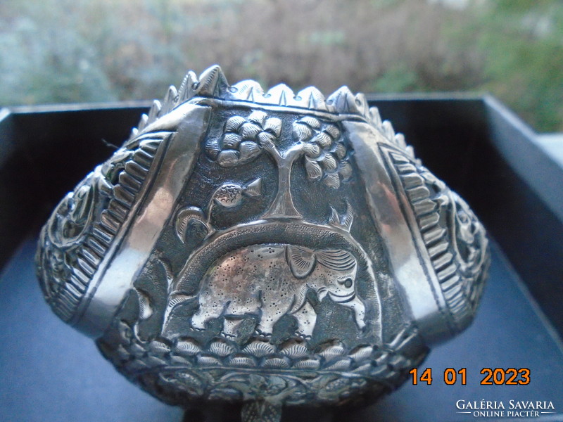 Antik KARACHI CUTCH áttört ezüst tál 3 lábon repoussé  oroszlán,elefánt és láma figurával